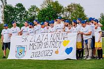 Fotbalisté Zlaté Koruny oslavili po výhře v Hrdějovicích postup do I.A třídy.