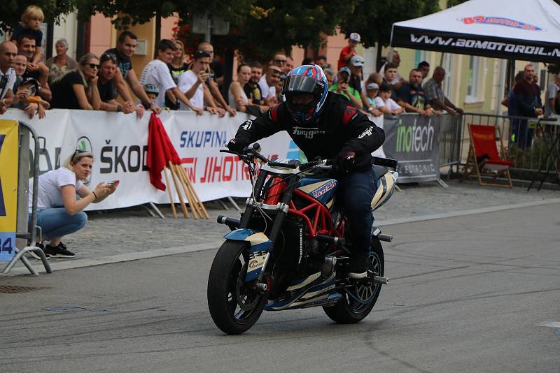 Grand Prix Kaplice otevřel motocyklový kaskadér Martin Krátký který předvedl své mistrovství v sedle Yamahy a MZ.