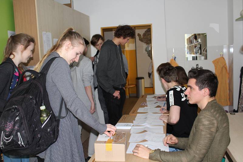 Studentských prezidentských voleb se na gymnáziu Český Krumlov zúčastnila necelá polovina studentů.