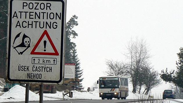 Varovné tabule od silnice E 55 na Kaplicku zřejmě hned tak nezmizí.