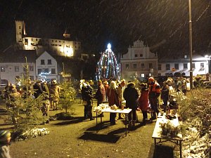 Rožmberští se sešli na náměstí v Rožmberku nad Vltavou na slavnostní rozsvícení nazdobeného vánočního stromu.