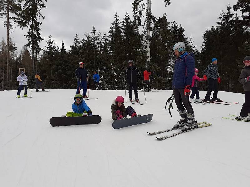 Ve Skiareálu Lipno zahájili v neděli 5. prosince 2021 další lyžařskou sezónu.