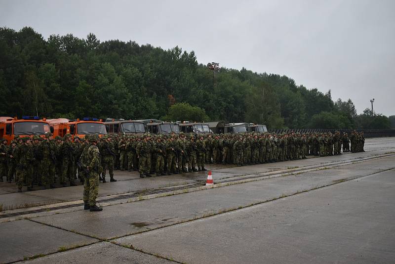 Výcvik na bojové dráze Otice, dekontaminace osob a techniky, střelecká příprava, maskování i nácvik umístění náloží a sestrojení roznětových sítí k ničení mostu hráze, to bylo cvičení 151. ženijního praporu.