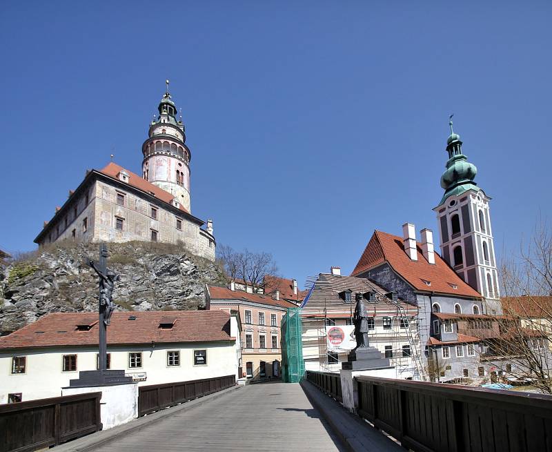 Celosvětová empidemie koronaviru vylidnila i centrum Českého Krumlova, které je běžně zaplaveno turisty.