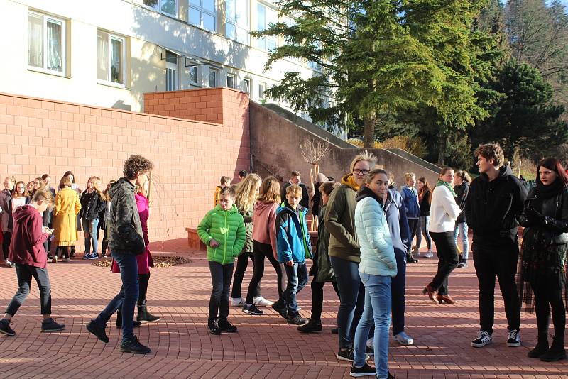 Studenti českokrumlovského gymnázia zasadili před školou lípu na památku 100. výročí zvolení prvního československého prezidenta.