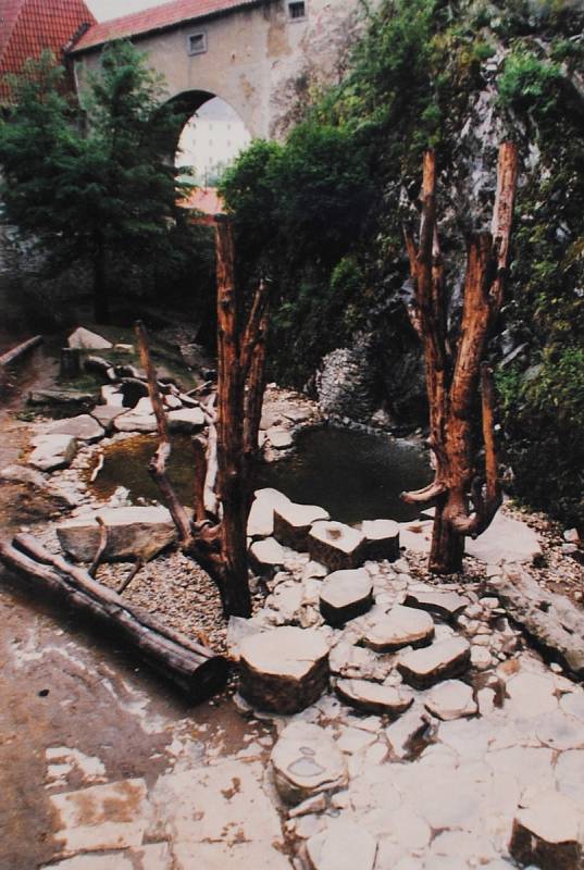 Český Krumlov v roce 1999. Od 18. května začalo vylepšené medvědárium sloužit medvědům Kateřině a Vokovi.