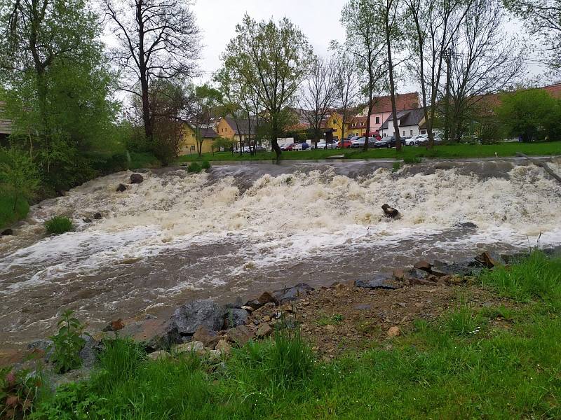 Malše a Rožnovský potok v Kaplici 13. 5. 2021.