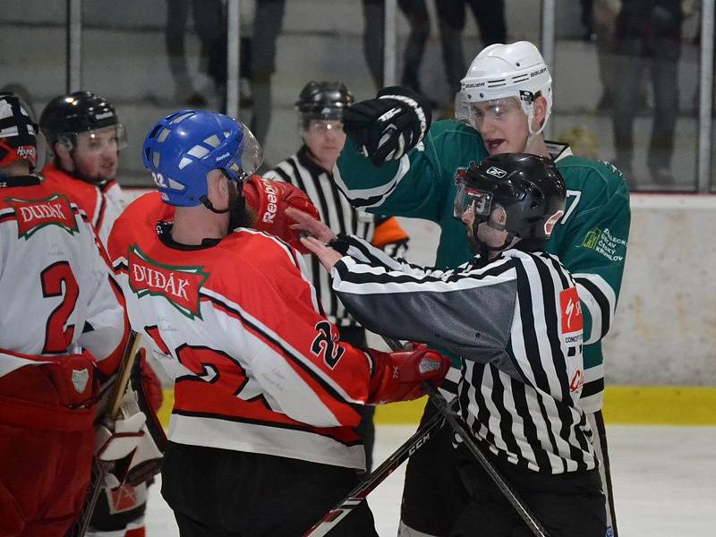 2. finále: HC Slavoj Český Krumlov (zelené dresy) - HC Strakonice 7:3 (0:1, 4:1, 3:1).