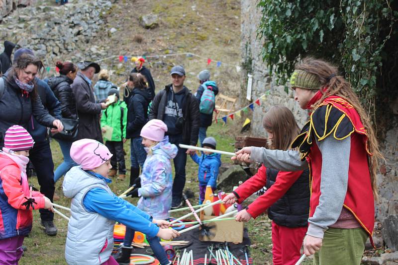 V neděli byla oficiálně zahájena sezóna na zřícenině Dívčí Kámen. Den plný zábavy s hrou o poklad, dílnami, střelbou z luku a kuše či školou žonglování  si užily stovky dětí i dospělých.