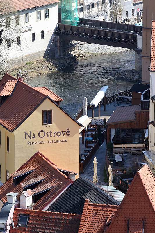 Celosvětová empidemie koronaviru vylidnila i centrum Českého Krumlova, které je běžně zaplaveno turisty.