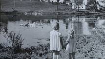 Frymburk v 50. letech 20. století na snímku Josefa Junka. Na snímku u řeky zvěčnil své dvě dcery.