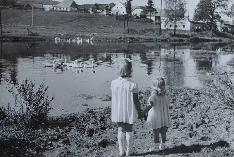 Frymburk v 50. letech 20. století na snímku Josefa Junka. Na snímku u řeky zvěčnil své dvě dcery.