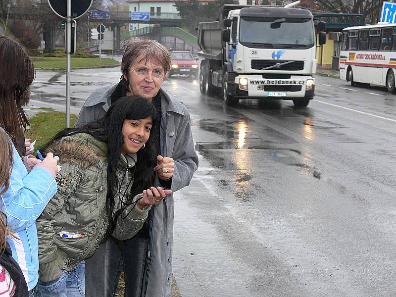 Děti z 8. A Základní školy T. G. Masaryka Český Krumlov měřily a počítaly průměrnou rychlost vozidel.