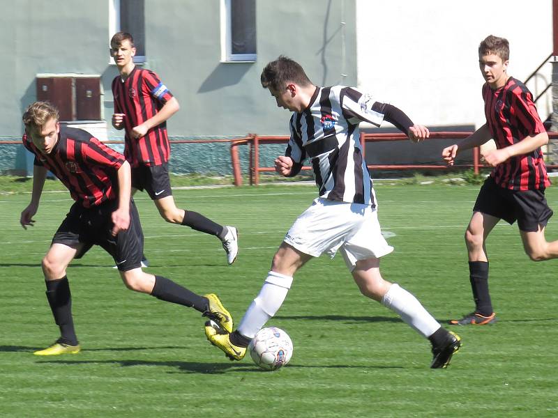 I.A třída dorostu – 18. kolo: FK Spartak Kaplice / FK Dynamo Vyšší Brod (bíločerné dresy) – SK Mladé 4:2 (0:1).