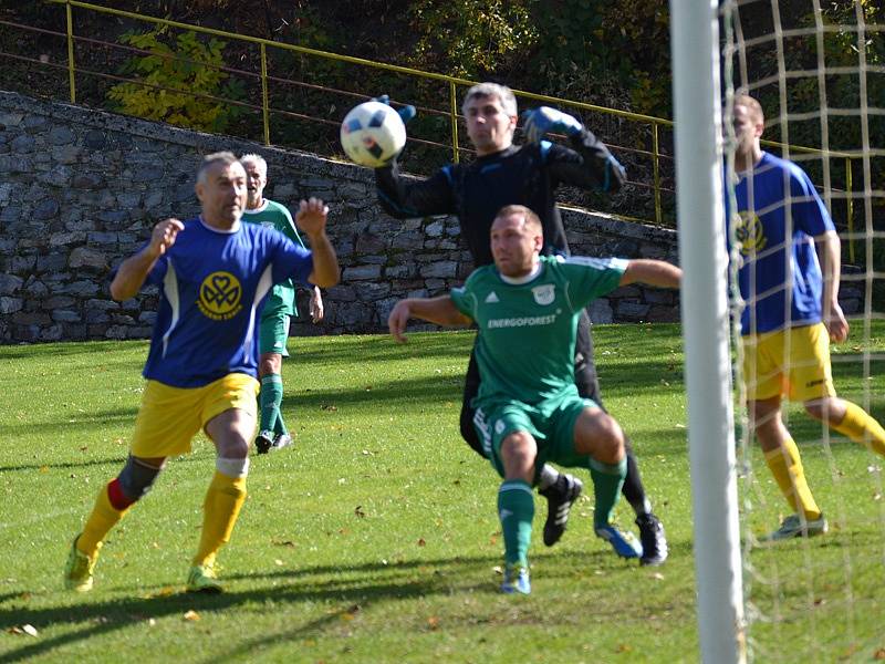 I.B třída (skupina A) - 10. kolo: SK Zlatá Koruna (modré dresy) - FK Nová Ves / Brloh 0:3 (0:1).