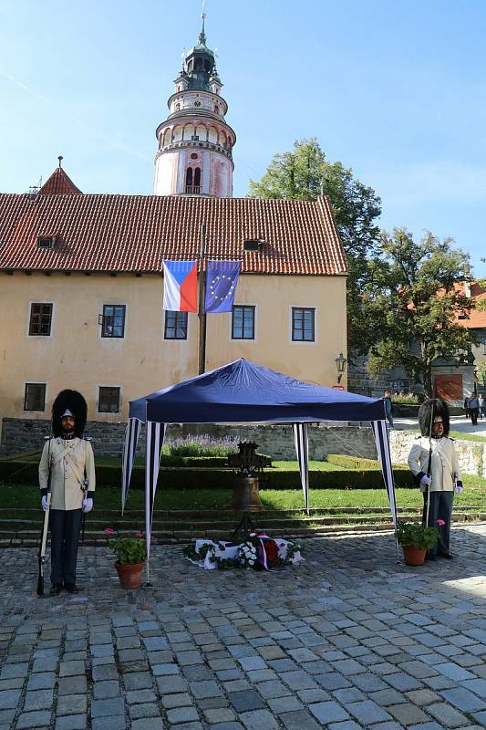 Zvon svatý František byl usazen do věže českokrumlovského zámku.