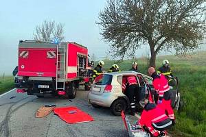Vážná dopravní nehoda osobního a nákladního auta u Chvalšin na Českokrumlovsku.