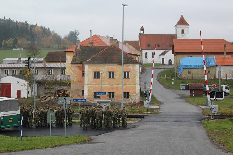 V Polné na Šumavě volilo několik stovek vojáků.