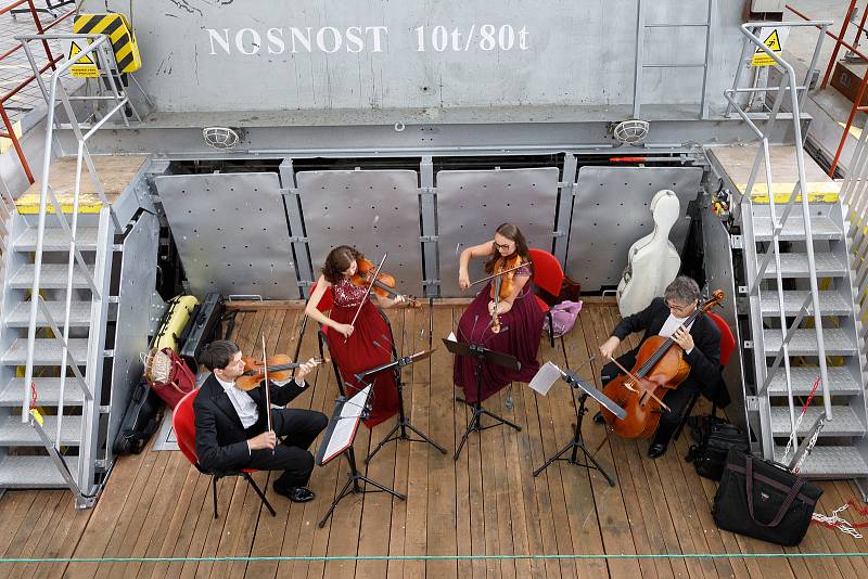 Kvarteto Jihočeské filharmonie zahrálo ve středu odpoledne v podzemních prostorách lipenské elektrárny.