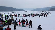 Tisíce lidí dorazily o víkendu zabruslit si na Lipno.