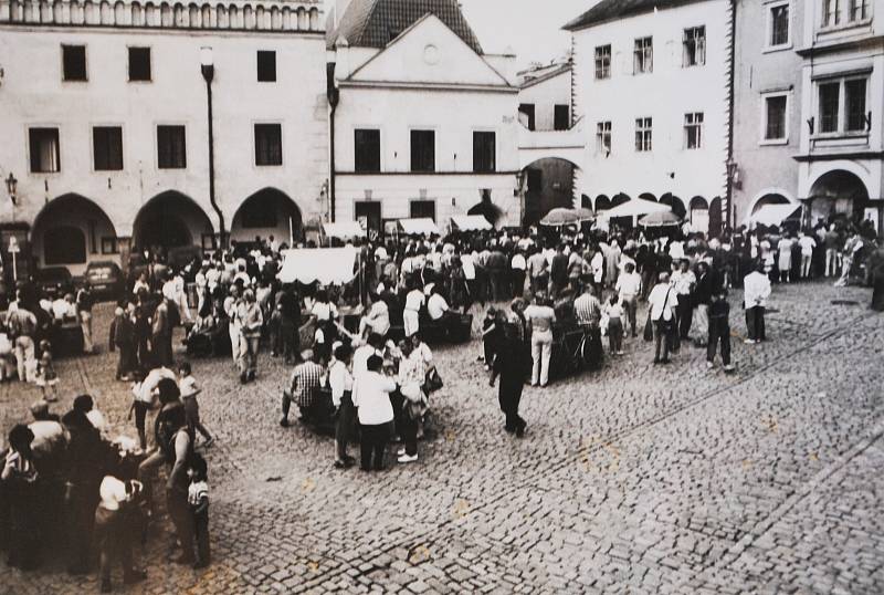 Český Krumlov v roce 1992. Ve čtvrtek 4. 6. v podvečer byl pravicově orientovanými podnikateli zorganizován na náměstí Předvolební guláš.