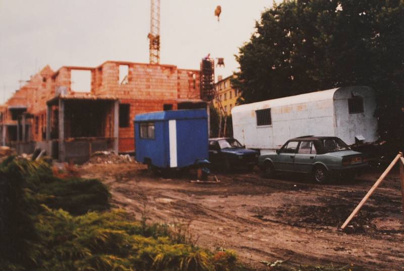 Český Krumlov v roce 1998. Stavba obytného souboru Vyšehrad. Stav na začátku července.
