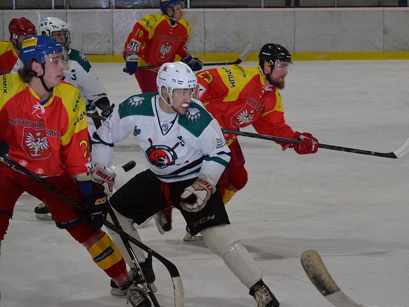 Krajská liga mužů - 23. kolo: HC Slavoj Český Krumlov (bílé dresy) - TJ Sokol Radomyšl 5:3 (1:1, 1:1, 3:1). 