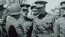 Setkání spojenců v Kamenném Újezdu. Plukovník František Vávra a generál Willard Stuart Paul.