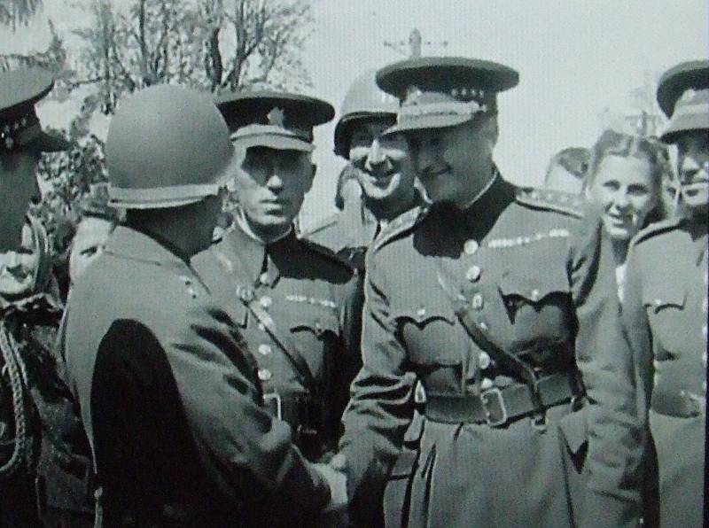 Setkání spojenců v Kamenném Újezdu. Plukovník František Vávra a generál Willard Stuart Paul.