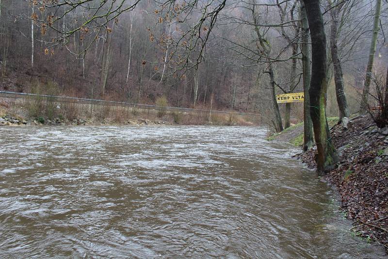 Vltava v Českém Krumlově dosáhla v sobotu dopoledne ke druhému povodňovému stupni.