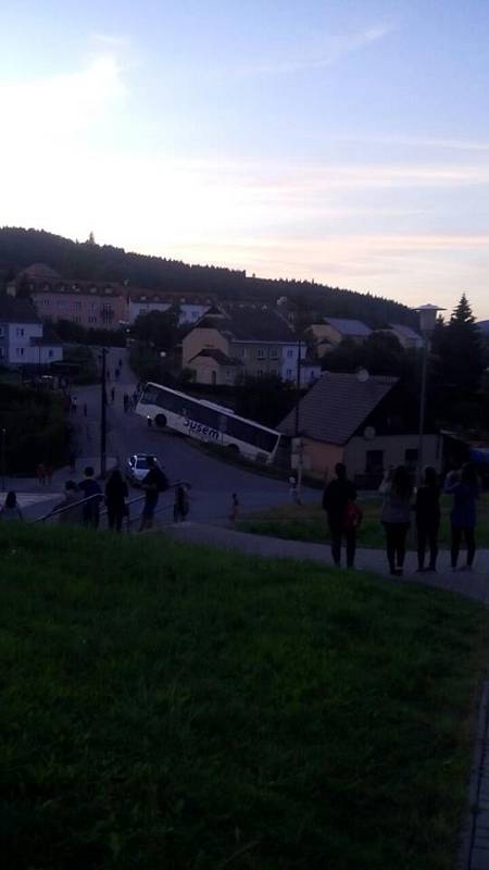 31. července 2015 ve Větřní. Zaparkovaný autobus sjel ze zastávky na točně po svahu do rodinného domu.