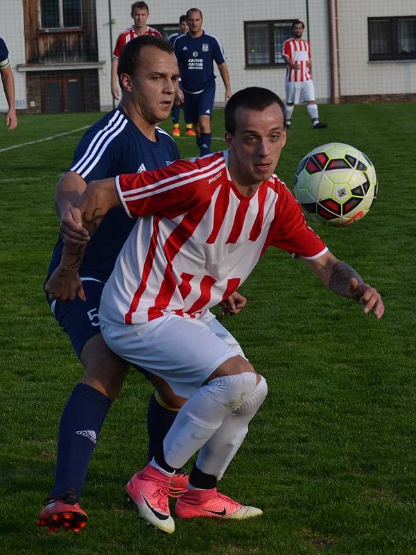 Okresní přebor muži - 6. kolo: FK Dolní Dvořiště (modré dresy) - TJ Smrčina Horní Planá 2:1 (2:1).