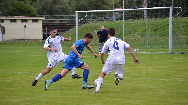 Frymburští při derby v Loučovicích neudrželi poločasové vedení, po pauze čtyřikrát inkasovali a stačili v závěru už jen trefou Jana Rillicha (uprostřed v modrém) korigovat na výsledných 2:4.