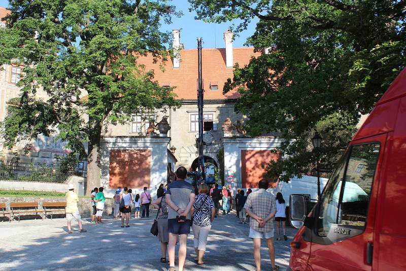 Dvouletá medvíďata se po příjezdu z olomoucké zoo zabydlují na krumlovském zámku.