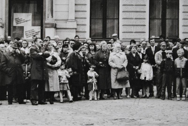 Krumlovská devadesátá. Oslavy 1. máje a osvobození města americkou armádou.