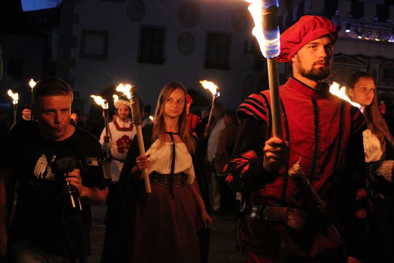 Střípky ze sobotní noci Slavností pětilisté růže v Českém Krumlově.