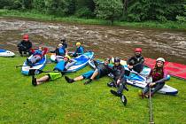 Paddleboardisti si spluli běžně nesjízdný úsek Malše mezi Kaplicí a Pořešínem. Díky dešťům bylo vody dost.