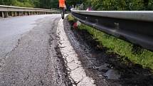 Utržená krajnice na mostě u Netřebic. Úsek je uzavřený a neprůjezdný.