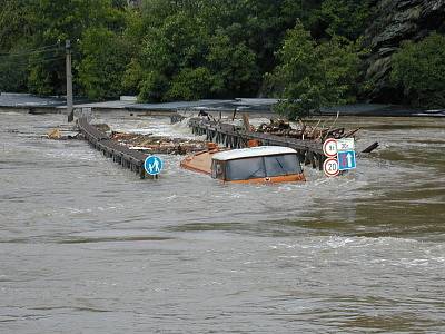 Předchůdce současného "provizoráku" u pivovaru nevydržel v roce 2002 nával vody ani při zatížení kropicím vozem.