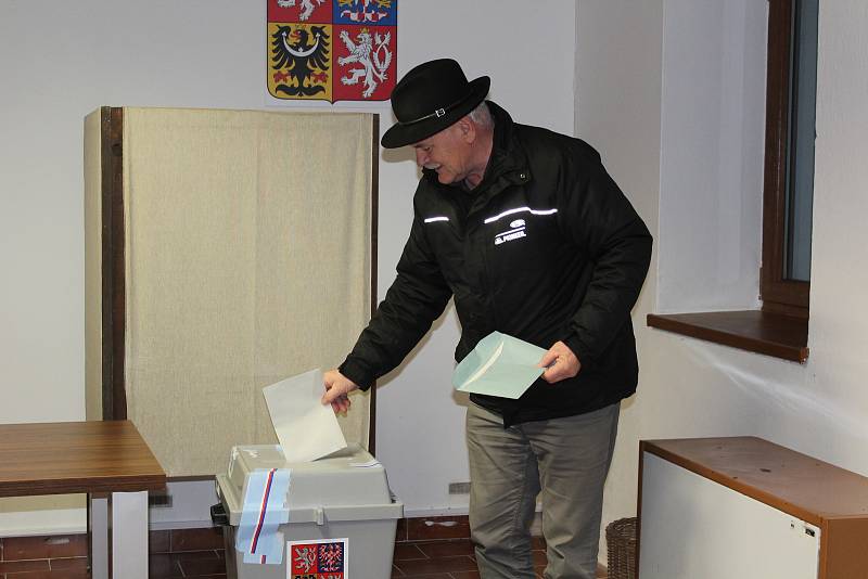 V Chlumci, v jedné z nejmenších obcí na Českokrumlovsku, mají raritu. Nejmladší volební komisi v republice. Členům komise je nejvíc 18 a 19 let.