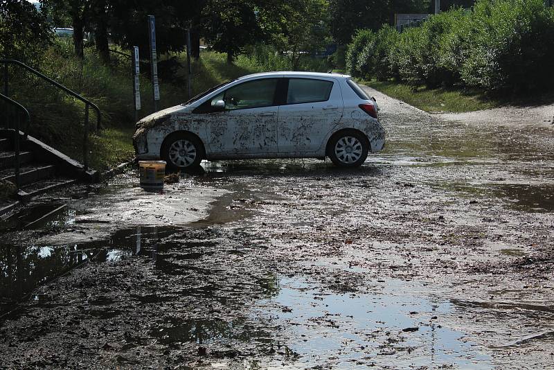 Český Krumlov opět zažil záplavu. Takto to vypadlo ve čtvrtek dopoledne, kdy už voda částečně opadla.