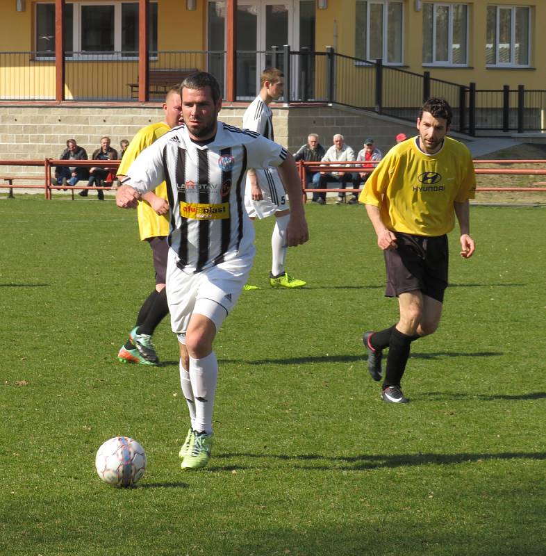 Generálka: Spartak Kaplice B (bíločerné dresy) – Sokol Chvalšiny 2:1 (1:1).