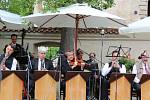 Koncert Jazzbandu Schwarzenberské gardy na nádvoří zámku Český Krumlov.