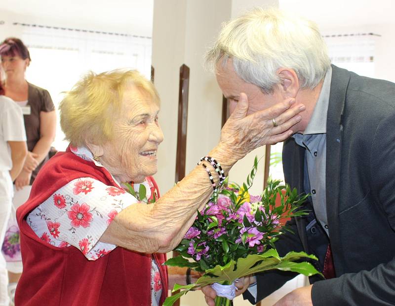 Věra Kleissnerová, učitelka na penzi, která žije v Domově důchodců v Horní Plané, oslavila úžasné sto druhé narozeniny.