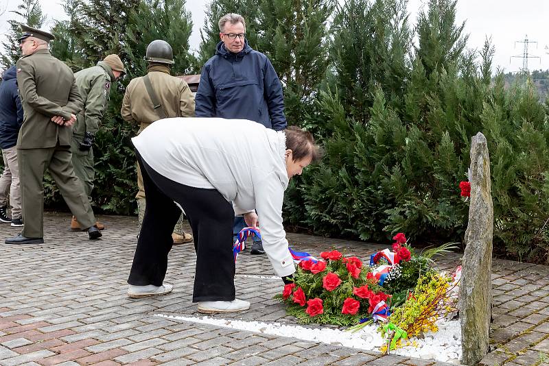 Pietní akt u pomníčku amerického pilota se konal o Bílé sobotě v Záluží.