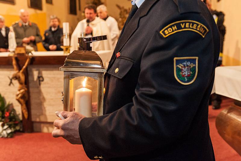 Letos poprvé ve Velešíně se konalo předání betlémského světla. Dobrovolným hasičům z Velešína ho hornorakouští hasiči předali ve velešínském kostele sv. Václava.