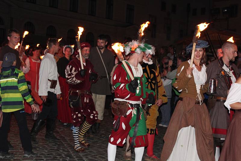 Páteční ohňový průvod Slavností pětilisté růže Českým Krumlovem.