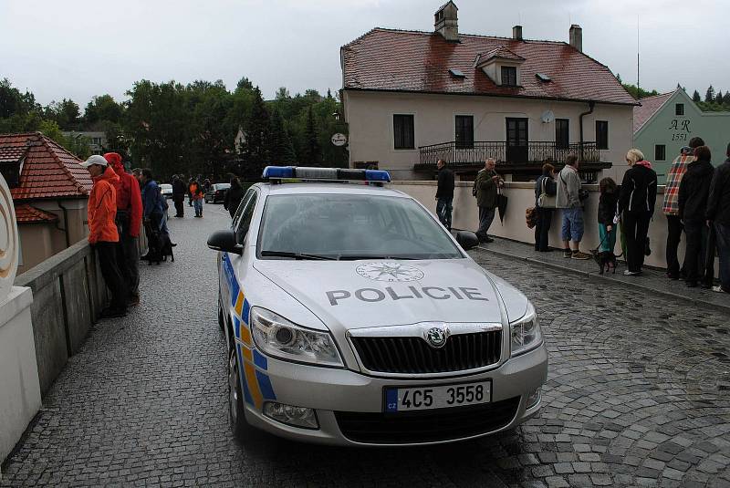 Povodně v Českém Krumlově v roce 2013. Ze břehů se vylila Polečnice, zahrozila i Vltava v centru. Pod vodou skončily hospodské zahrádky i auta.