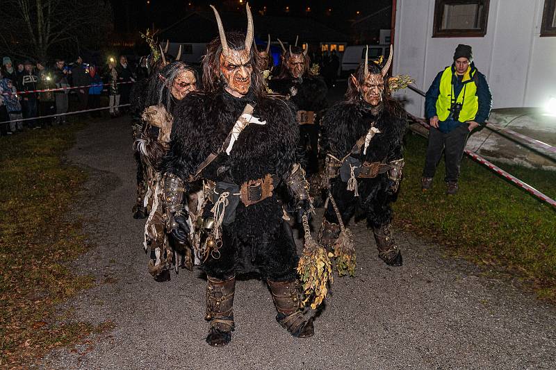 Krampusáci děsili svým zjevem ve Vyšším Brodě.