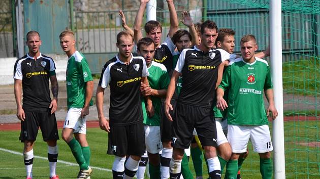 Divize - 5. kolo: FK Slavoj Český Krumlov (zelené dresy) - TJ Malše Roudné 1:3 (1:1).